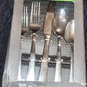 Oneida Stainless Steel Flatware Set in Silver